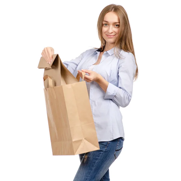 Mulher segurando um saco de papel pacote de beleza de compras — Fotografia de Stock