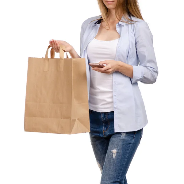 Mujer sosteniendo una bolsa de papel teléfono inteligente teléfono móvil compras belleza — Foto de Stock