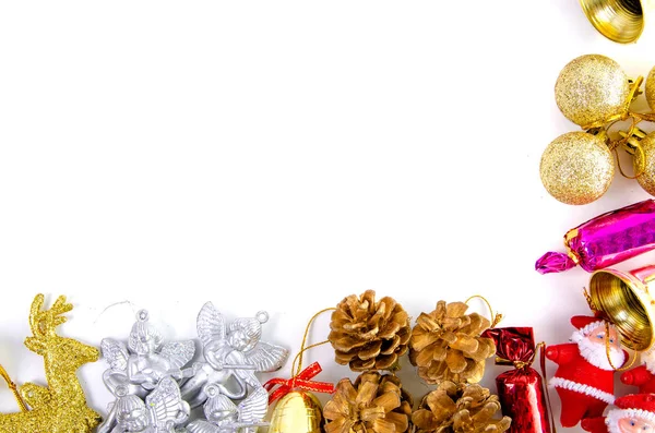 Marco de Navidad de bolas de decoración, guirnalda, cuentas, renos rojo rosa azul dorado decoraciones — Foto de Stock