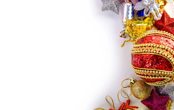 Marco de Navidad de bolas de decoración, guirnalda, cuentas, renos rojo rosa azul dorado decoraciones — Foto de Stock