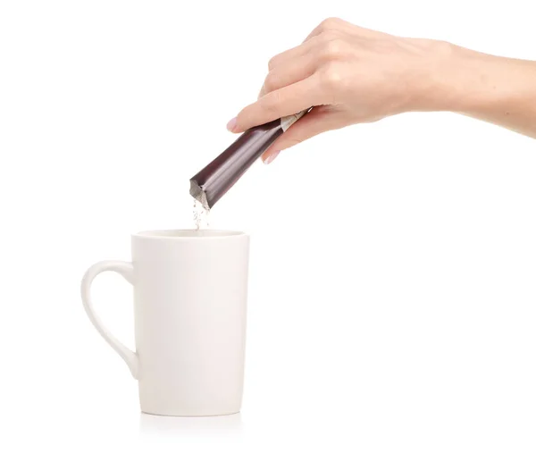 Instant-Kaffee-Cappuccino in einem Stick in der Hand eine Kaffeetasse — Stockfoto