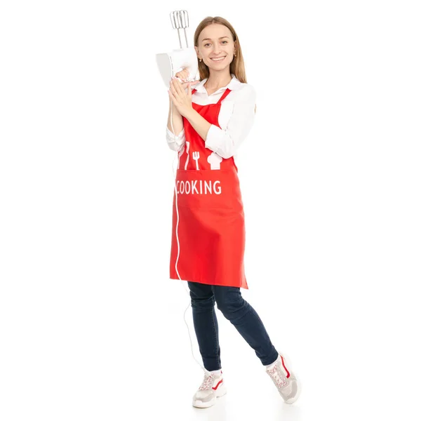 Жінка в червоному фартусі в руках кухонного мікшера — стокове фото