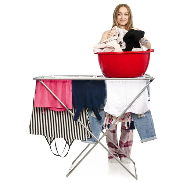 Mujer en delantal ropa secadora con lavabo de ropa limpia —  Fotos de Stock