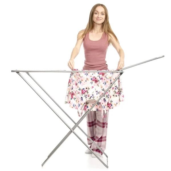 Frau in Schürze Wäscheständer mit sauberer Kleidung — Stockfoto