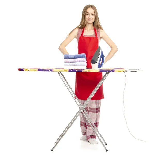 Wanita cantik di tumpukan celemek handuk bersih menyetrika papan besi — Stok Foto