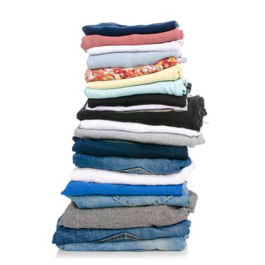 Giyim jeans t-shirt gömlek yığını