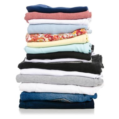 Giyim jeans t-shirt gömlek beyaz zemin üzerinde bir yığın. Yalıtım