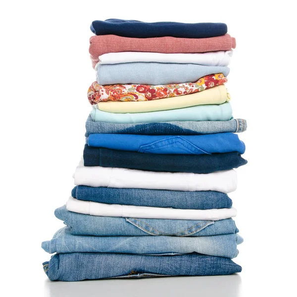 Een stapel van kleding jeans t-shirt shirt — Stockfoto