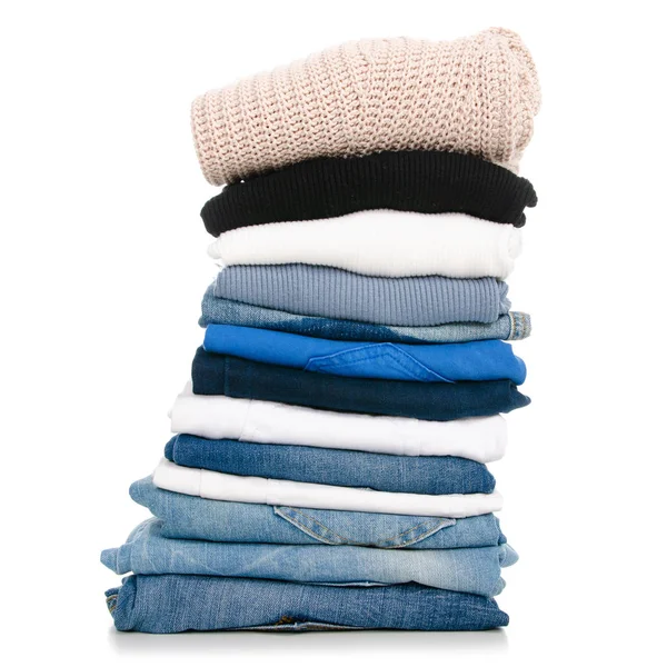 En stack av kläder jeans t-shirt skjorta — Stockfoto