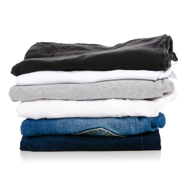 Пачка джинсовой футболки с одеждой — стоковое фото