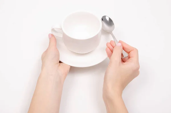 Bílý talířek pohár lžící v ruce — Stock fotografie