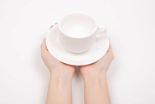 V ruce bílý talířek pohár — Stock fotografie