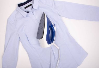 Mavi demir ve ütü masası üstten görünüm, ev forması