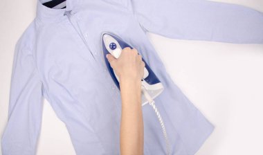 Mavi demir ve ütü masası üstten görünüm, ev forması