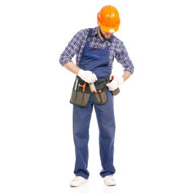 Oluşturucu toolbelt sanayi işçisi kask ile genç adam