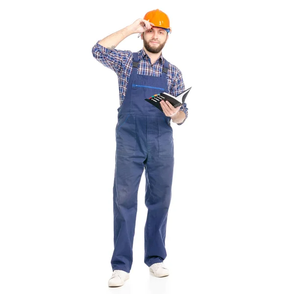 Jovem homem construtor indústria trabalhador hardhat com um caderno e caneta na mão — Fotografia de Stock