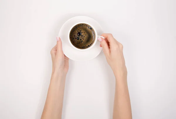Beyaz arka plan üzerinde elinde kahve fincan — Stok fotoğraf