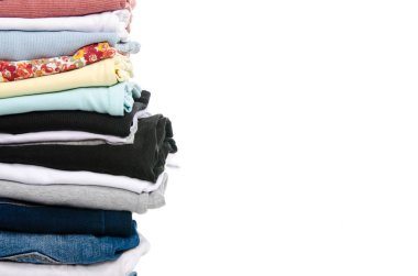 Giyim jeans t-shirt gömlek yığını