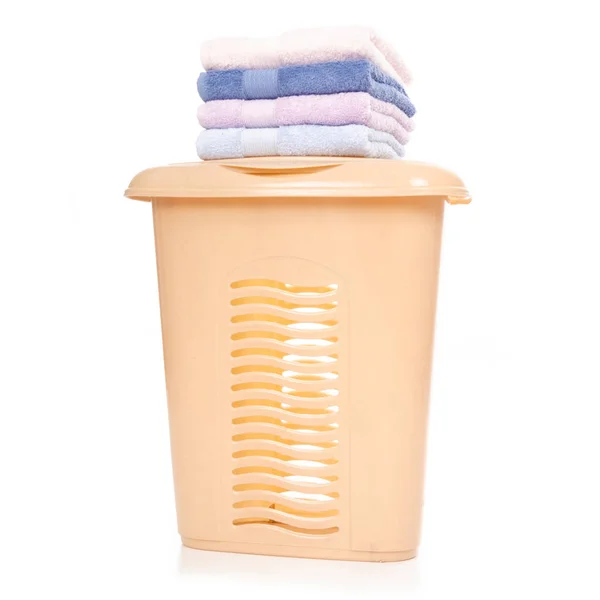 Plast tvättkorg med handduk — Stockfoto