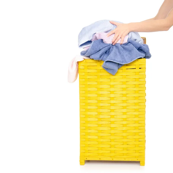 Gul tvättkorg med handdukar kvinnlig hand — Stockfoto