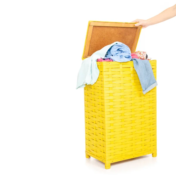 Cesta de roupa amarela com roupa mão feminina — Fotografia de Stock