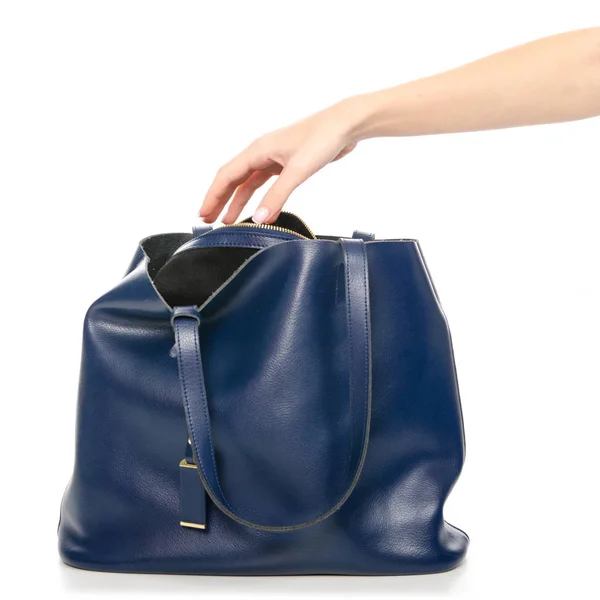 Donna borsa di pelle blu femminile in mano tira fuori dalla borsa — Foto Stock