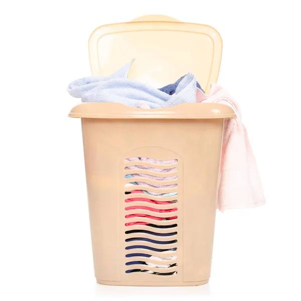 Plast tvättkorg med kläder — Stockfoto