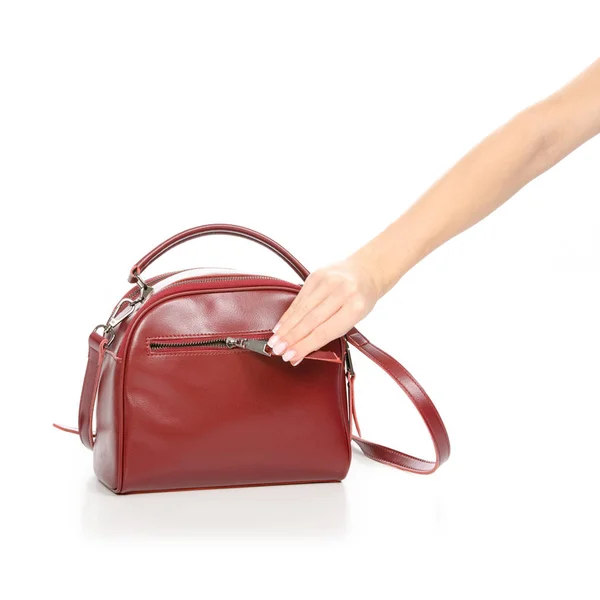 Bolsa de couro vermelho feminino da mulher na mão puxa para fora do saco — Fotografia de Stock