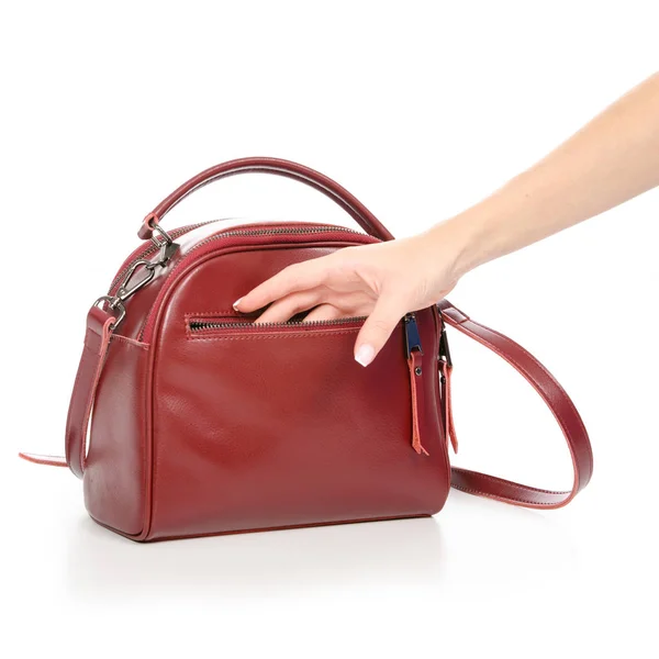 Женская красная кожаная сумка в руке достает из сумки — стоковое фото