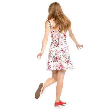 Çiçek baskı ve spor ayakkabı gösteren olumlu duygular ile içinde güzel kadın mutlu döner