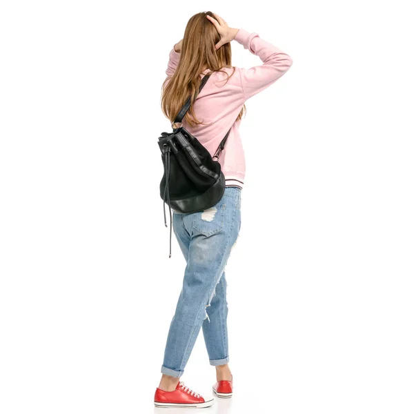 Красива жінка в джинсах з рюкзаком йде — стокове фото