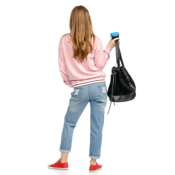 Mooie vrouw in jeans met een rugzak wandelen gaat kopje koffie in de hand — Stockfoto