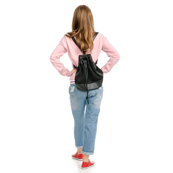 Bella donna in jeans con uno zaino che cammina va — Foto Stock