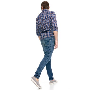 İnsan kot pantolon beyaz arka plan yalıtım arkadan görünüm üzerinde yürüme gider