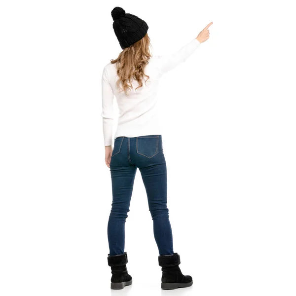 Schöne Frau im Pullover Jeans Hut kalt zeigt — Stockfoto