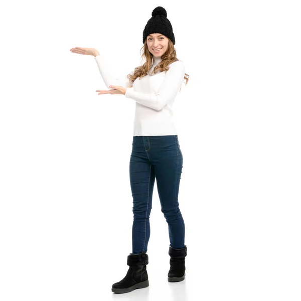 Mooie vrouw in trui jeans hoed koude vertoning van positieve emoties glimlach weergegeven: — Stockfoto