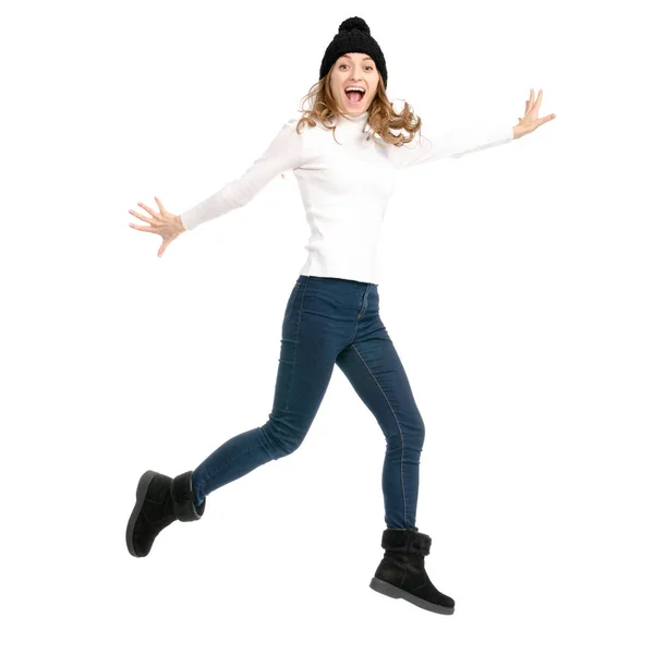 Hermosa mujer en jersey jeans sombrero frío mostrando de emociones positivas corre saltando — Foto de Stock