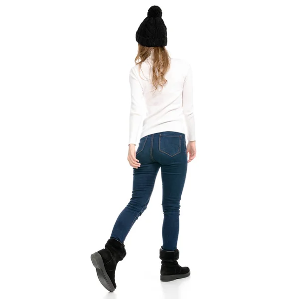 Hermosa mujer en suéter jeans sombrero frío va caminando — Foto de Stock