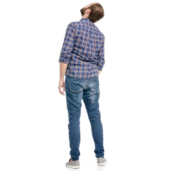 Мужчина в джинсах смотрит вверх — стоковое фото