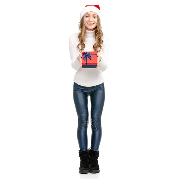 サンタ帽子とギフト ボックスを片手に微笑む幸せな女性 — ストック写真