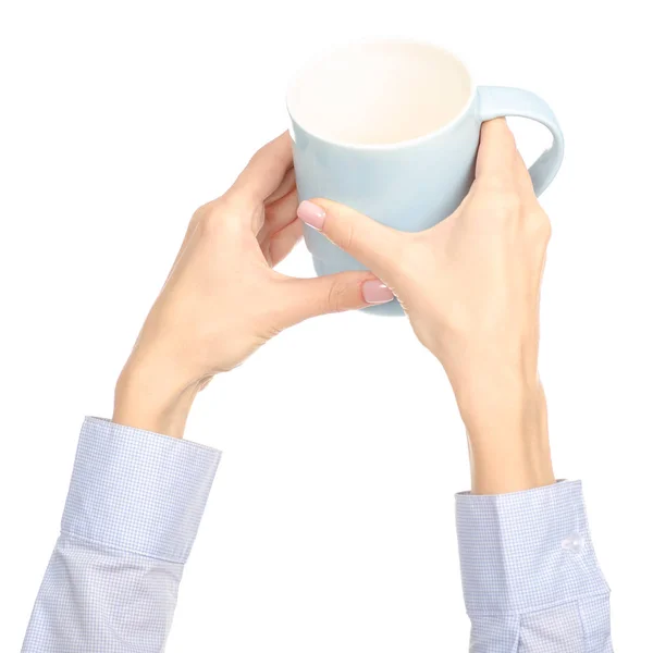 Taza azul en el brazo de la mano levantada — Foto de Stock