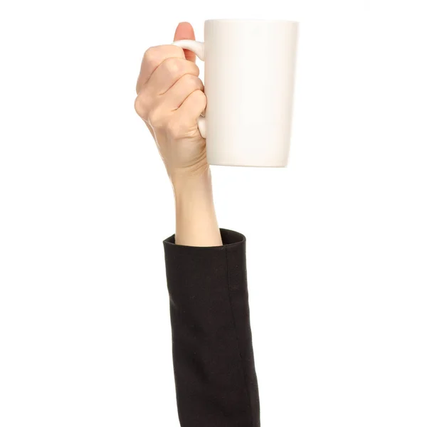 Taza de taza blanca en el brazo de la mano levantado — Foto de Stock