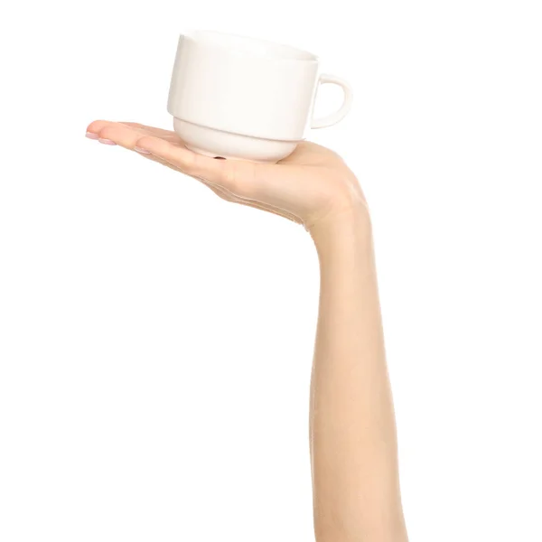 Taza de taza blanca en el brazo de la mano levantado — Foto de Stock