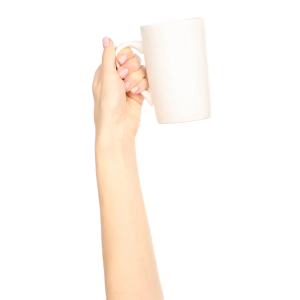 Taza de taza blanca en el brazo de la mano levantado —  Fotos de Stock