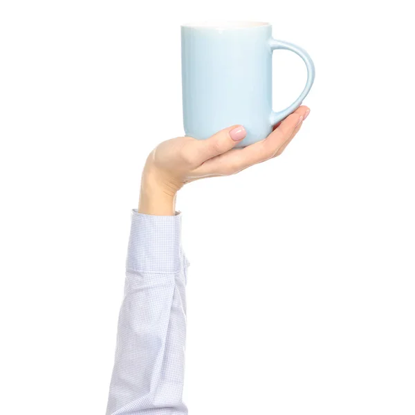 Tasse bleue tasse dans la main bras levé vers le haut — Photo