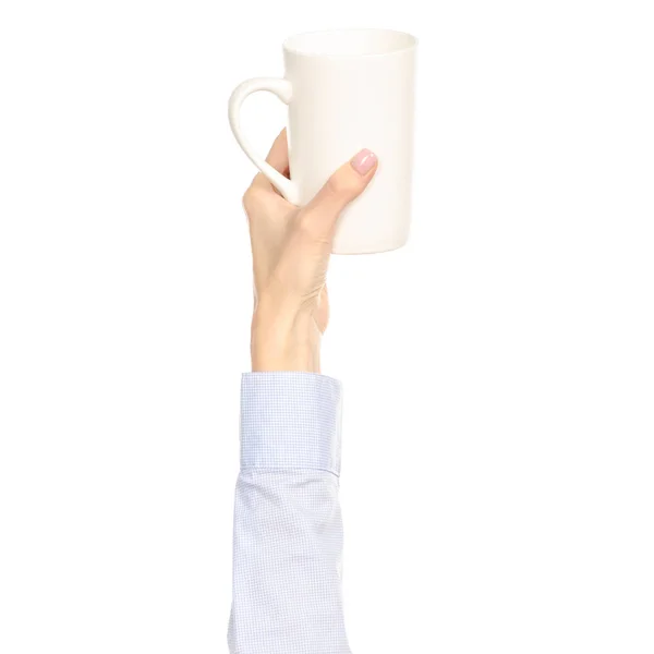 Taza de taza blanca en el brazo de la mano levantado — Foto de Stock