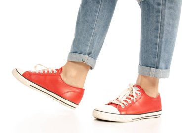 Kadın ayakları ayak kot kırmızı spor ayakkabılar hippi tarzı