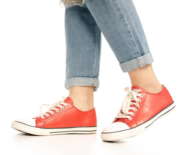 Kobieta nogi stopy jeans czerwone trampki hipster stylu — Zdjęcie stockowe