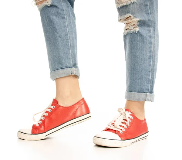 Kobieta Nogi Stopy Jeans Czerwone Trampki Hipster Stylu Białym Tle — Zdjęcie stockowe