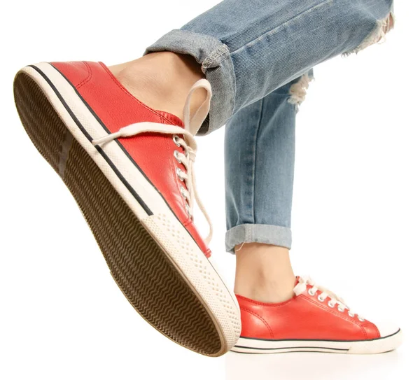 Kvinna ben fötter jeans röda sneakers hipster stil — Stockfoto